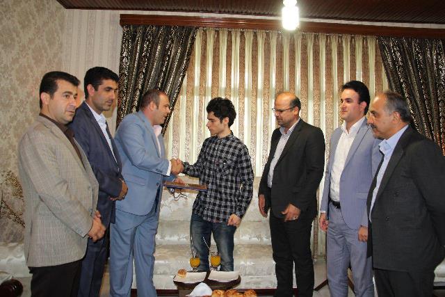 رتبه 4 کنکور سراسری 98 توسط شورای شهر و شهردار لاهیجان تجلیل شد